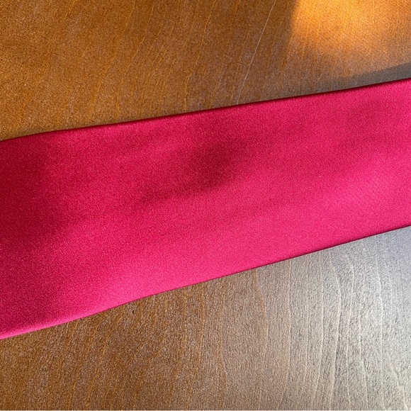 Red tie - Picture 2 of 3